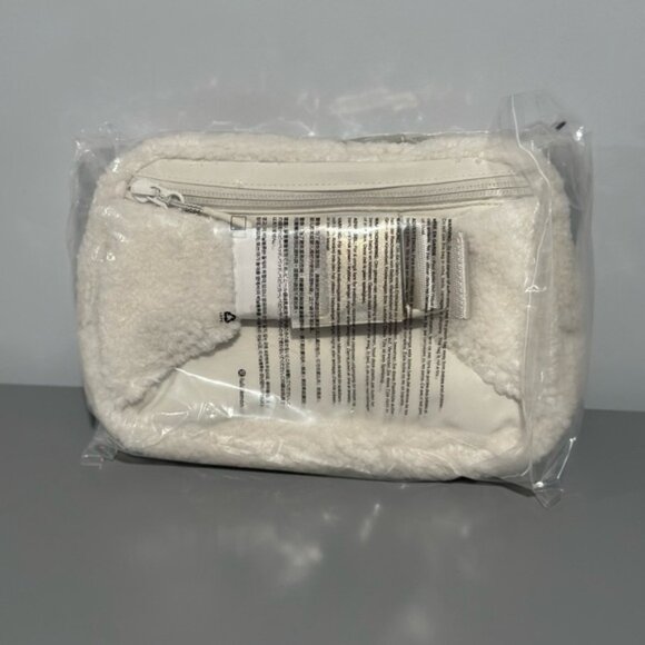 Everywhere Belt Bag 2L Fleece NWT - Gold / Opal - Picture 2 of 3